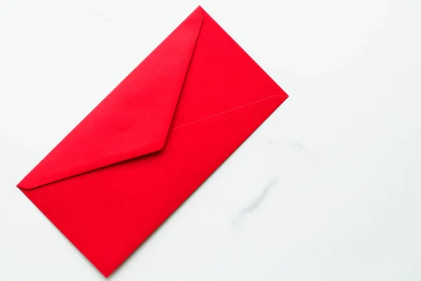 Envelopes sobre fundo de mármore, conceito de mensagem — Fotografia de Stock