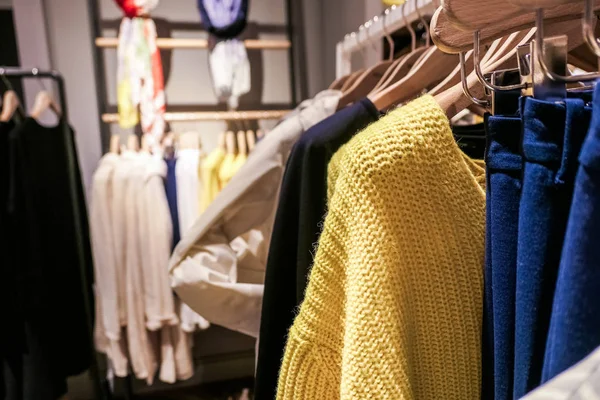 Roupas casuais na moda em uma loja de boutique — Fotografia de Stock