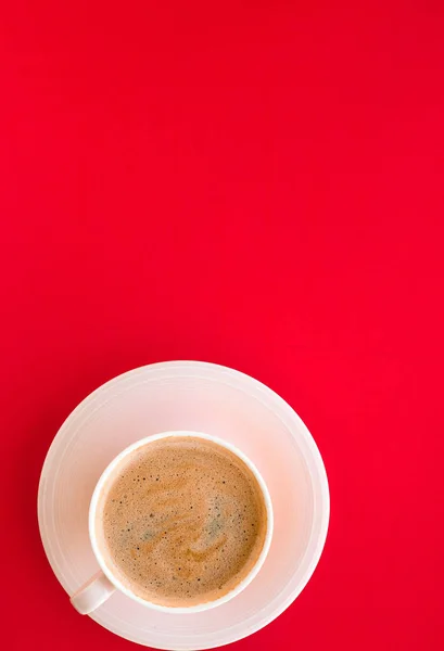 Hot aromatic coffee on red background, flatlay — Stock Photo, Image