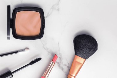 Mermer üzerinde makyaj ve kozmetik flatlay