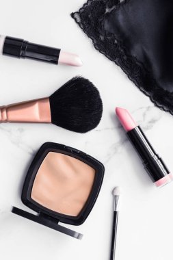 Mermer üzerinde makyaj ve kozmetik flatlay