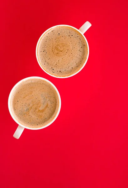 Varm aromatisk kaffe på rød baggrund, flatlay - Stock-foto