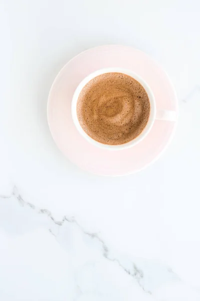 Aromatiska kaffe på marmor, flatlay — Stockfoto