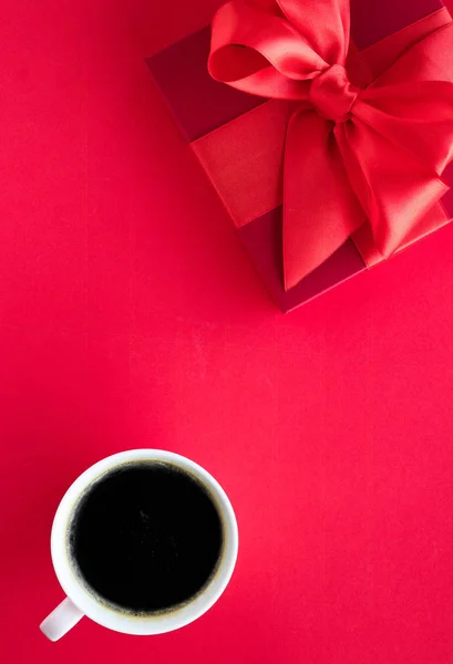 Presentbox lyx skönhet och kaffe på röd, flatlay — Stockfoto