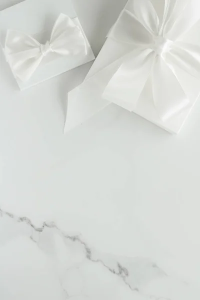 Regalos de boda de lujo en mármol —  Fotos de Stock