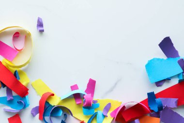 Mermer, flatlay arka plan üzerinde kağıt konfeti