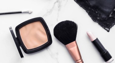 Mermer üzerinde makyaj ve kozmetik flatlay