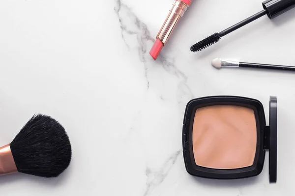 Maquillaje y cosméticos flatlay en mármol —  Fotos de Stock