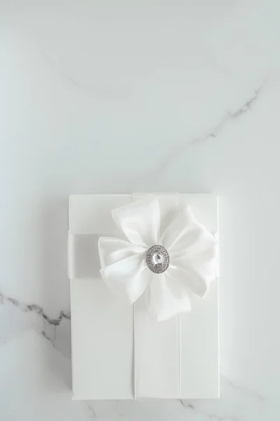 Regalos de boda de lujo en mármol — Foto de Stock