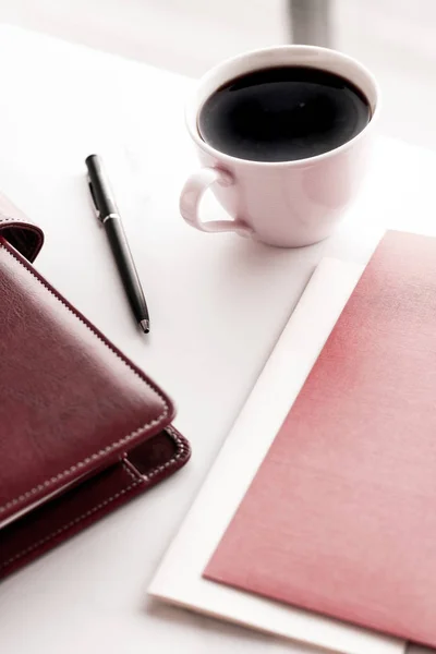 Bürotisch und Kaffeetasse, Produktivitätskonzept — Stockfoto