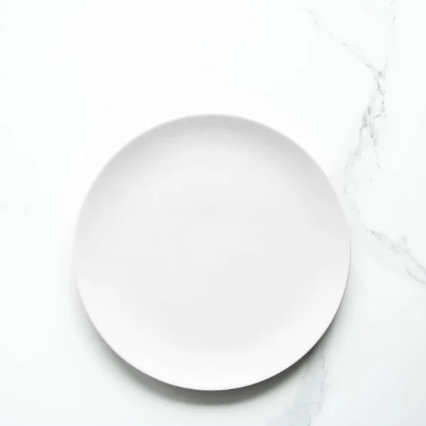 Подавать идеальную тарелку — стоковое фото