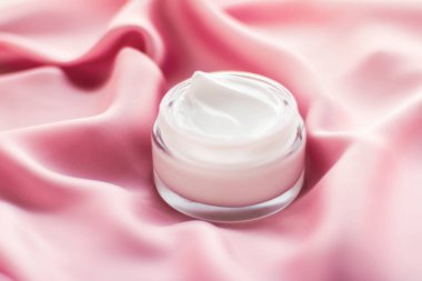 Lüks yüz kremi kavanoz yumuşak pembe ipek