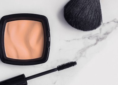 Mermer üzerinde makyaj ve kozmetik flatlay