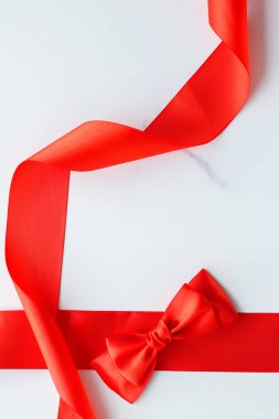 Mermer, üst görünümünde kırmızı ipek kurdele