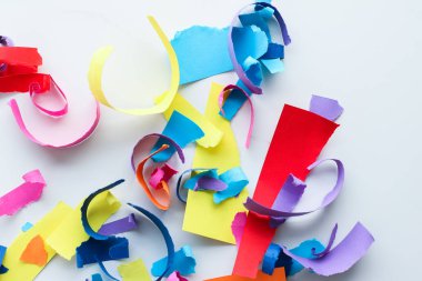 Mermer, flatlay arka plan üzerinde kağıt konfeti