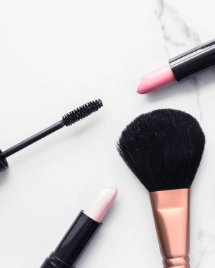 Mermer üzerinde makyaj ve kozmetik flatlay