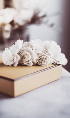 Vintage hediye kutusu ve gül