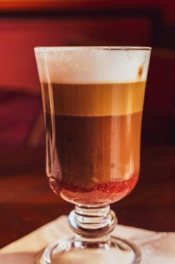 Sütlü bir kahve molası adlı bir restoranda