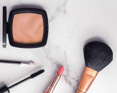 Mermer üzerinde makyaj ve kozmetik flatlay