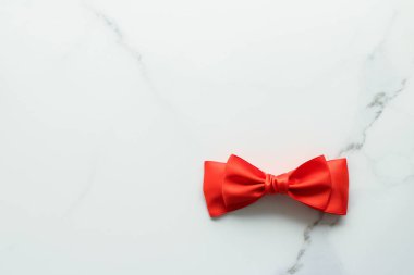 Mermer, üst görünümünde kırmızı ipek kurdele