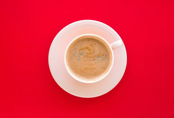 Café aromático quente no fundo vermelho, flatlay — Fotografia de Stock