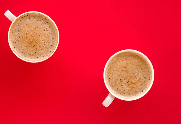 Горячий ароматный кофе на красном фоне, плоский — стоковое фото