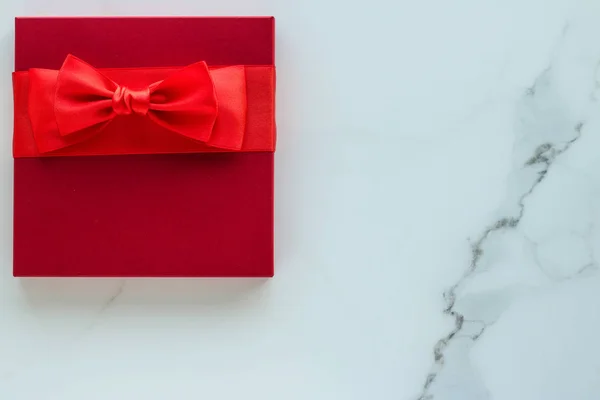 Presentes de férias vermelho de luxo em mármore — Fotografia de Stock