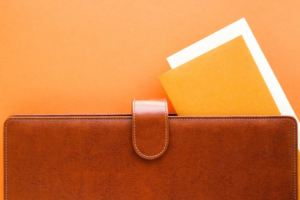 Luxury business brown brief-case on the office table desk, flatl — Stock Photo, Image