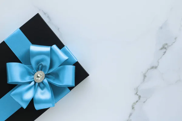 Luxus-Weihnachtsgeschenke auf Marmor — Stockfoto