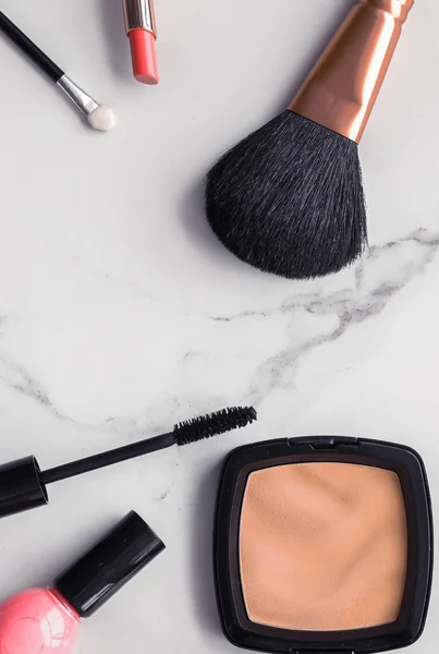 Make-up en cosmetica flatlay op marmer — Stockfoto
