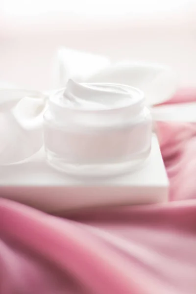 Crema hidratante de lujo y una caja de regalo blanca — Foto de Stock