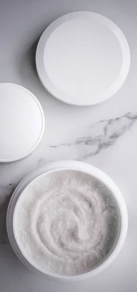 Peeling- und Peeling-Creme-Produkte auf Marmor, Flatlay — Stockfoto