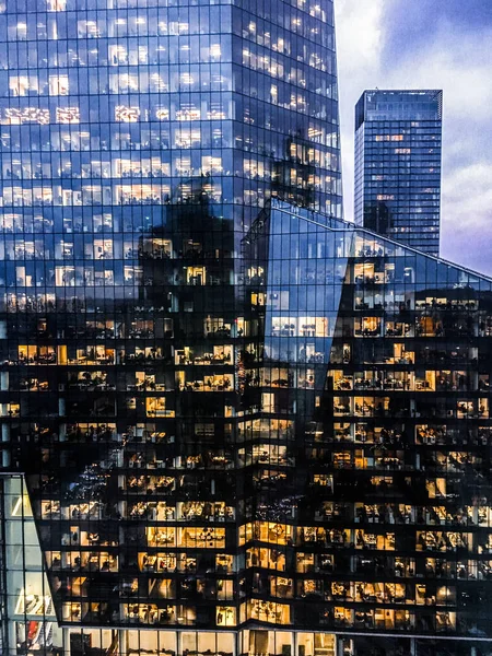 Janelas de arranha-céus no centro da cidade financeira na Europa — Fotografia de Stock