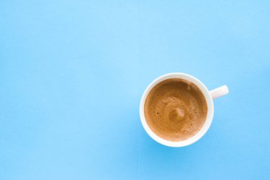 Mavi arka plan, flatlay üzerine sıcak aromatik kahve
