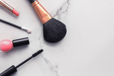 Mermer üzerinde makyaj ve kozmetik flatlay
