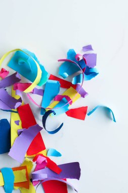 Mermer, flatlay arka plan üzerinde kağıt konfeti