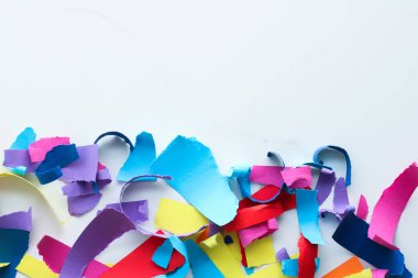 Mermer, flatlay arka plan üzerinde kağıt konfeti