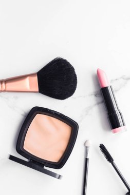 Mermer üzerinde makyaj ve kozmetik flatlay