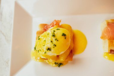 Haşlanmış yumurta bir lüks restoranda brunch için somon ile
