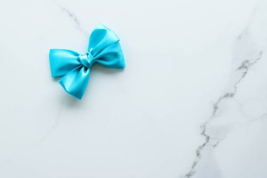 Mermer, üst görünümünde mavi ipek kurdele