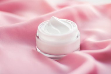Lüks yüz kremi kavanoz yumuşak pembe ipek