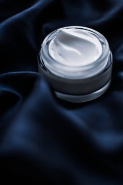 Lüks yüz kremi kavanoz bir koyu mavi ipek