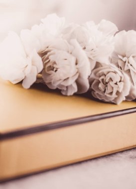 Vintage hediye kutusu ve gül