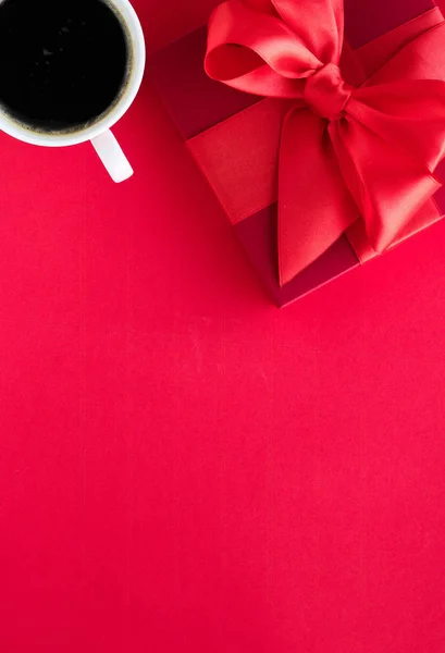 Pudełko prezentowe piękno luksusowych i kawa na czerwony, flatlay — Zdjęcie stockowe