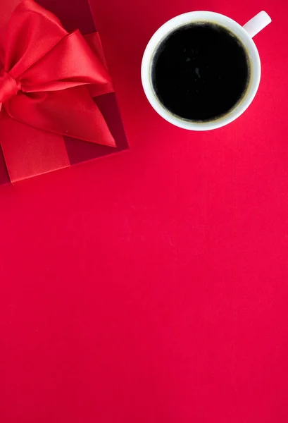 Luxury beauty gift box and coffee on red, flatlay — Stock Photo, Image