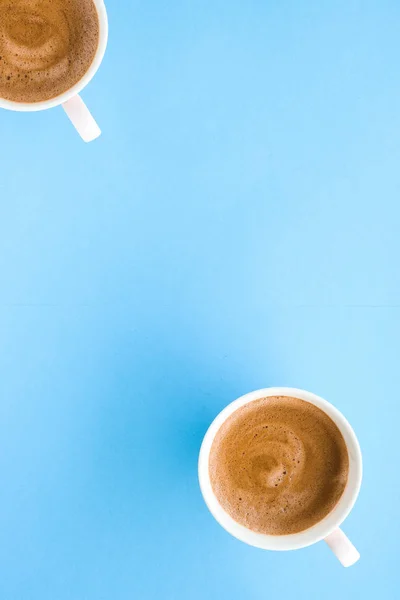 Café aromático caliente sobre fondo azul, flatlay — Foto de Stock