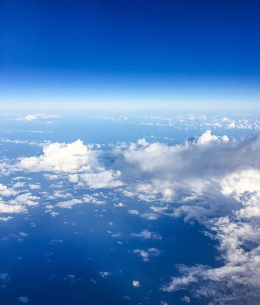 Vista da janela do avião, céu e oceano azul — Fotografia de Stock