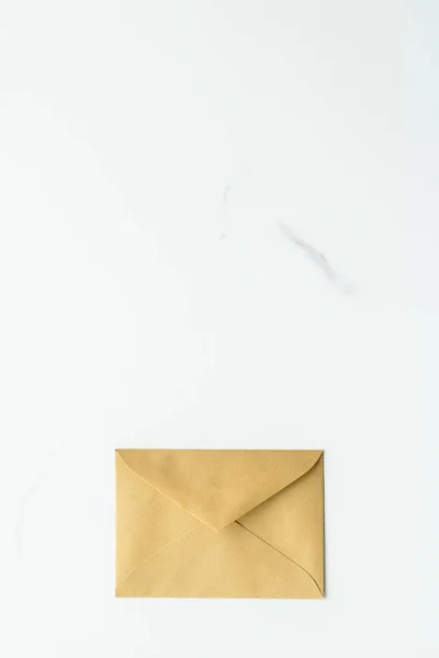 Mermer arka plan, ileti kavram zarflara — Stok fotoğraf