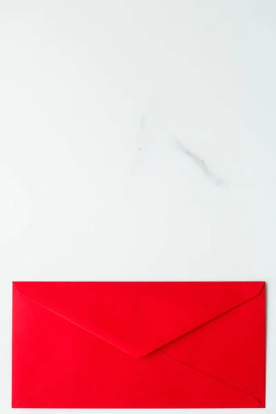 Envelopes sobre fundo de mármore, conceito de mensagem — Fotografia de Stock