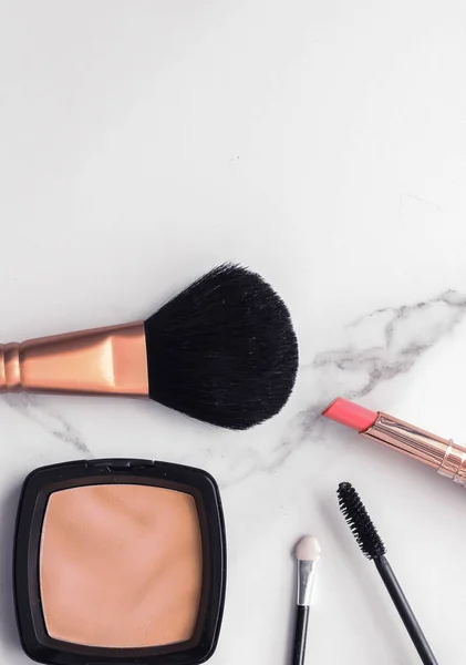 Makijaż i kosmetyki flatlay na marmurze — Zdjęcie stockowe